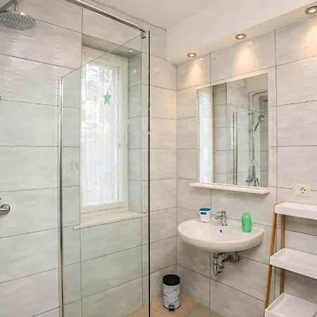 דירה 3 Bedroom Cozy In