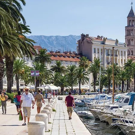 דירה 3 Bedroom Cozy In