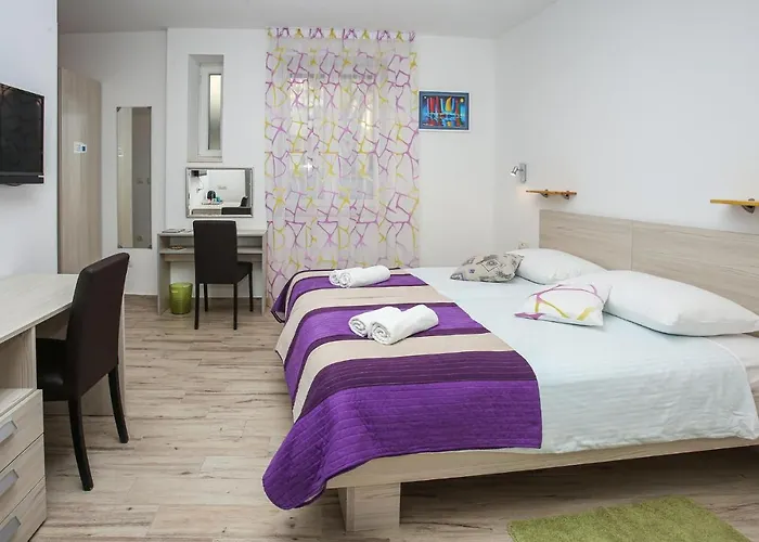 3 Bedroom Cozy In * Split